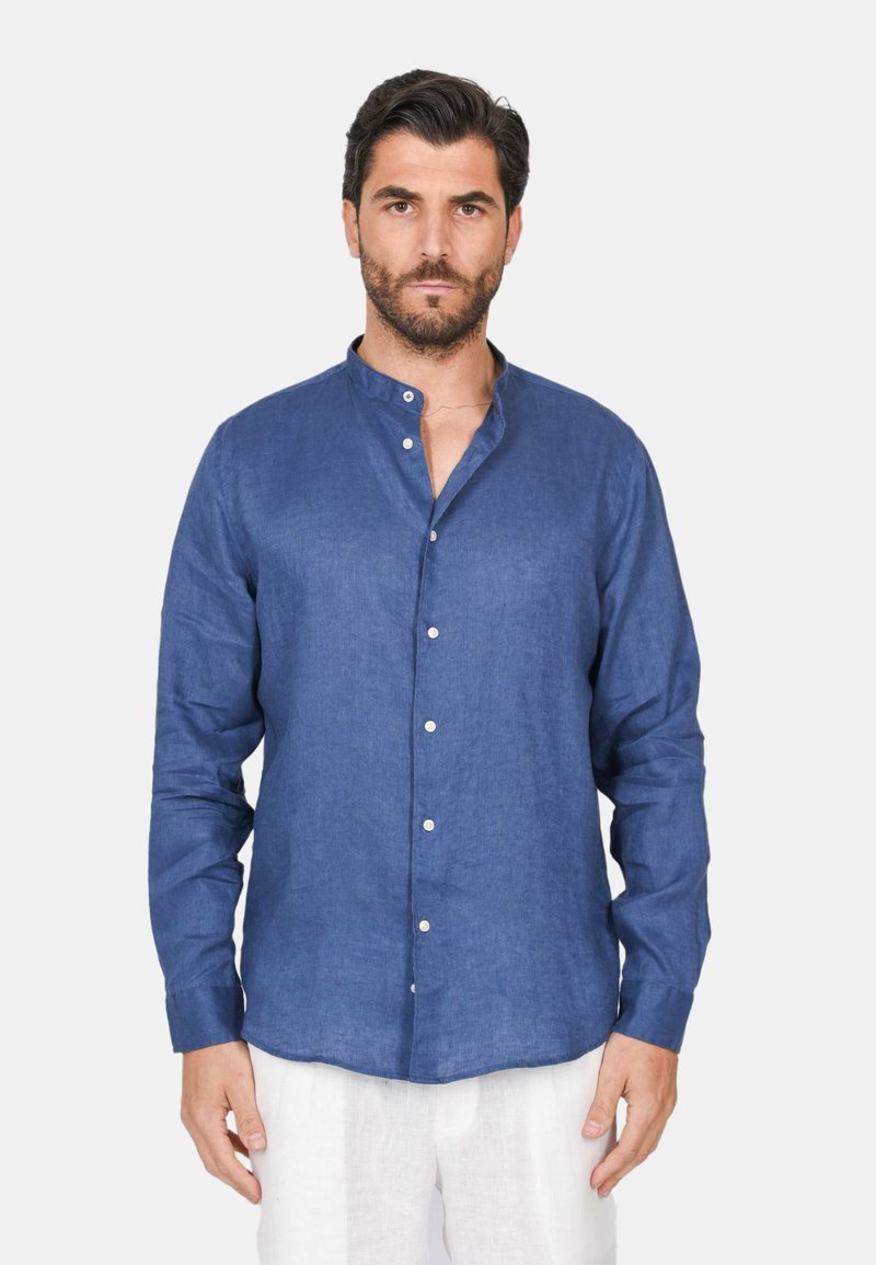 Camicia in lino blu scuro con colletto alla mandarino, chiusura a bottoni e maniche lunghe, caratterizzata da una texture liscia e una vestibilità rilassata.
