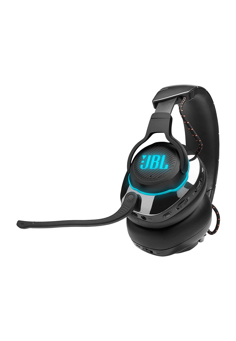 Cuffie da gioco JBL nere con padiglioni morbidi, archetto regolabile, logo illuminato e microfono a braccio attaccato su sfondo bianco.