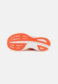Semelle de chaussure de course avec un motif de crampons. Les accents en caoutchouc orange et la semelle intermédiaire blanche offrent un bon amorti. Fabriquée à partir de matériaux durables et flexibles.