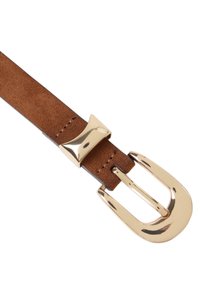 Brunt ruskindsbælte med spænde i skinnende guldmetal, der har en rektangulær form og elegant design, detaljeret med syning langs kanten.