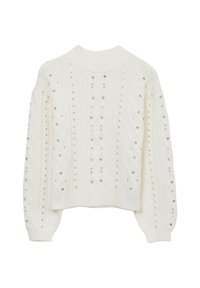 Weißer Strickpullover mit Kabelmuster, verziert mit silbernen Nieten, hoher Halslinie und gerippten Bündchen. Weiche Textur und cropped Länge.