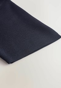 Marine strikstof med en tekstureret overflade, der har en ren, lige kant og en subtil glans, lagt mod en lys baggrund.