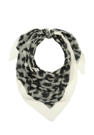 Firkantrtet tørklæde med gråt og sort leopardmønster bundet i en knude, med hvid kant og frynsete kanter.