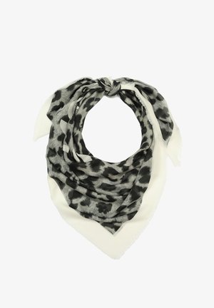 Kwadratowy szal z szaro-czarnym wzorem w cętki lamparta, związany w supeł, z białą obwódką i postrzępionymi krawędziami.