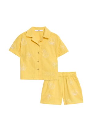 Chemise jaune à manches courtes boutonnée et short assorti à taille élastique avec imprimés tropicaux blancs d’ananas, coquillages, palmiers et vagues.