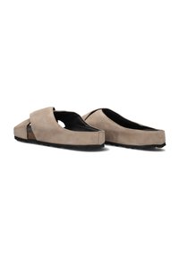 Zachte beige suede instapschoenen met een open teendesign, voorzien van uitsparingen aan de zijkanten en een gestructureerde zwarte rubberen zool.