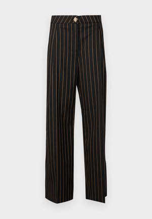 Pantalones negros de cintura alta con rayas verticales naranjas, corte recto y un botón decorativo cubierto de tela en la cintura.