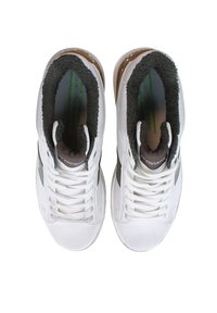 Sneakers bianchi alte caratterizzati da una morbida fodera grigio scuro, tomaia testurizzata e suole in gomma marrone, con lacci bianchi e un'etichetta con marchio.