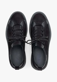 Czarne sneakersy z zamszowymi i strukturalnymi skórzanymi cholewkami, okrągłym noskiem, sznurowanym przodem i gumowymi podeszwami. Widoczna marka na wkładce.