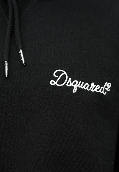Sweat à capuche noir avec cordons de serrage et embouts métalliques argentés. Présente un logo "Dsquared²" brodé en blanc sur la poitrine. Tissu doux et texturé.