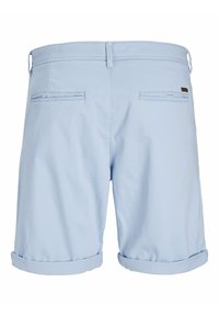 Shorts homme bleu clair avec passants de ceinture, deux poches passepoilées au dos, et ourlets roulés.