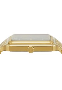 Montre-bracelet dorée avec un boîtier rectangulaire, un côté texturé, un cristal transparent et une couronne avec un logo, mettant en valeur un design de cadran épuré.