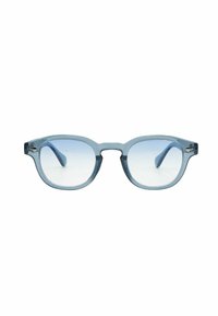 Occhiali da sole con una sfumatura blu, di forma rettangolare, con lenti trasparenti e montatura in plastica trasparente caratterizzata da sottili accenti argentati alle tempie.