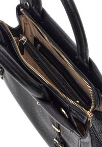 Borsa a mano in pelle nera con superficie texturizzata, hardware dorato, numerosi scomparti con zip e fodera interna beige.