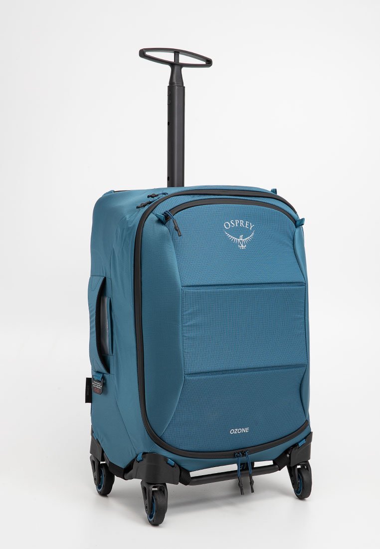 Blauer Osprey Ozone Softshell-Koffer mit vier Rollen und einem verlängerten schwarzen Griff auf weißem Hintergrund.