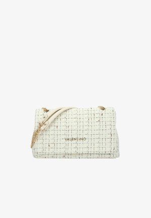 Bolso Valentino blanco tejido con textura, correa de cadena dorada y logo dorado en la solapa frontal.