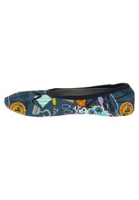 Blaue Stoff-Ballerinas mit verschiedenen bunten Mustern, darunter Muscheln, Schätze und nautische Themen. Elastische Ränder für Komfort.