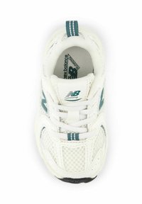 Chaussure de course New Balance blanche et turquoise avec tige en mesh, lacets et logo sur la languette et la semelle intérieure, vue de dessus.