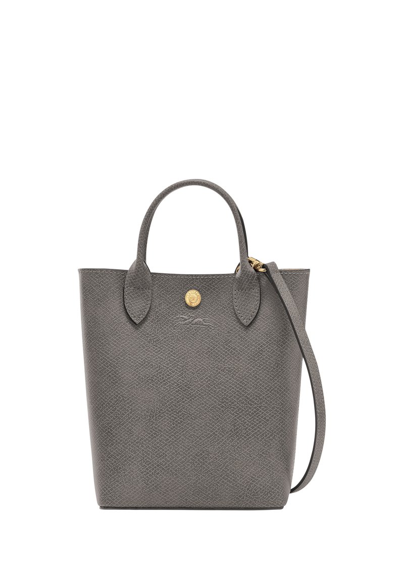 Graue Leder-Tragetasche mit strukturiertem Finish, zwei kurzen Griffen und einem abnehmbaren Schultergurt. Mit einem goldenen Hardware-Element.