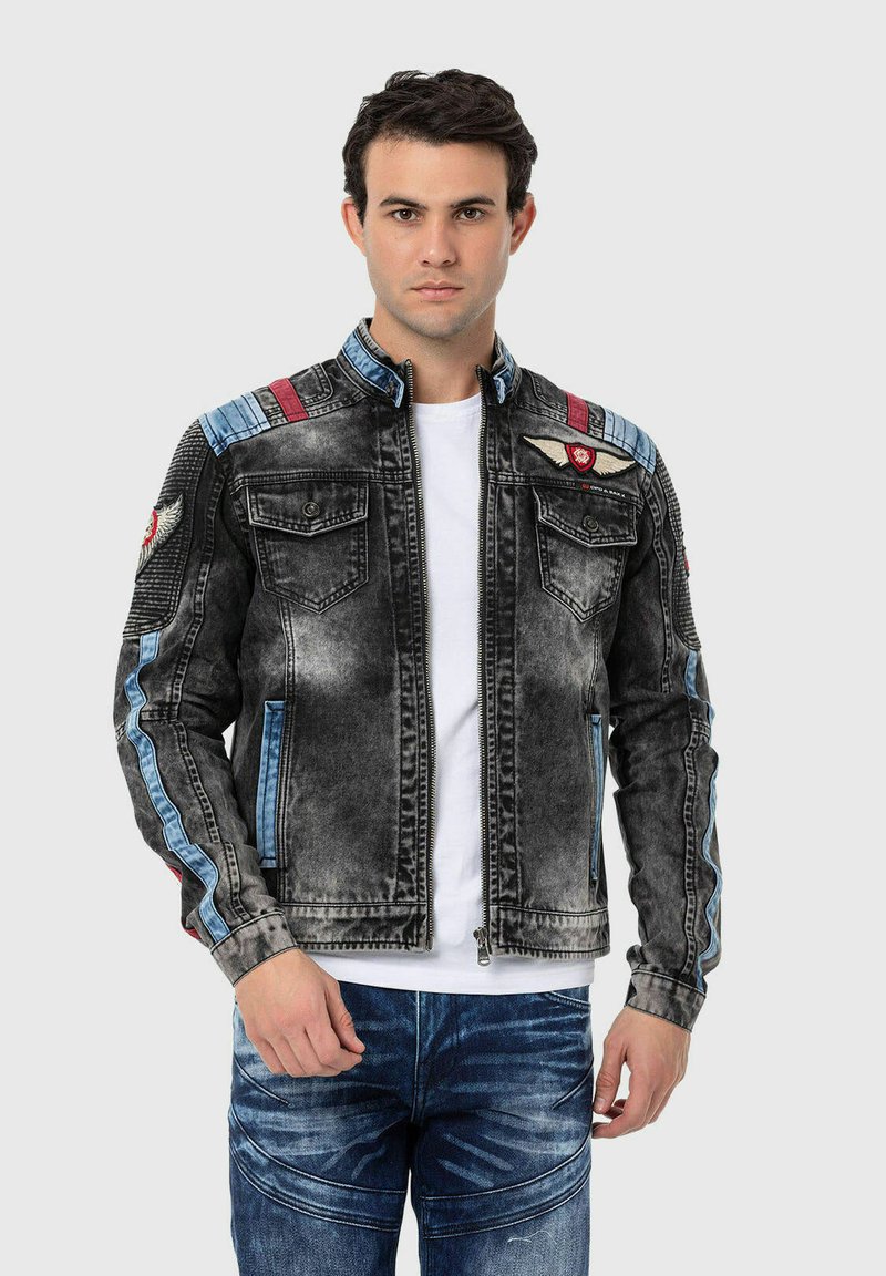Jeansjack in vervaagde grijs met blauwe accenten. Voorzien van schouderpatches, ritssluiting aan de voorkant, twee borstzakken en een gestructureerd kraagontwerp.