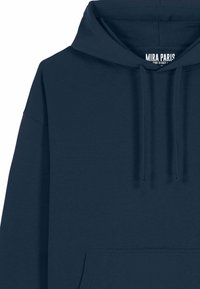 Felpa blu navy con tasca frontale e lacci, con la scritta "MIRA PARIS" stampata nella zona del colletto.