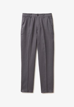 Szare spodnie o prostych nogawkach z przednimi kieszeniami, szlufkami na pasek i zapięciem na guzik w talii, prezentowane na białym tle.