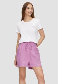 Witte katoen t-shirt met de tekst "LAAT DE ZON IN JE HART". Paarse linnen shorts met een elastische tailleband en twee zijzakken.