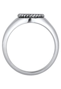 Silverring med en polerad band, med en vriden repdesign på toppen. Slät yta och enkel, rundad form.