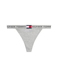 Grijze katoenen thong met een brede elastische tailleband met de tekst "TOMMY HILFIGER" en een logo in rood, wit en blauw. Soepele textuur.