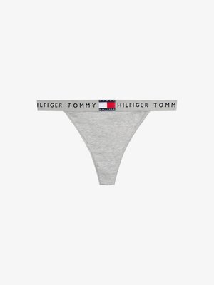 Grijze katoenen thong met een brede elastische tailleband met de tekst "TOMMY HILFIGER" en een logo in rood, wit en blauw. Soepele textuur.