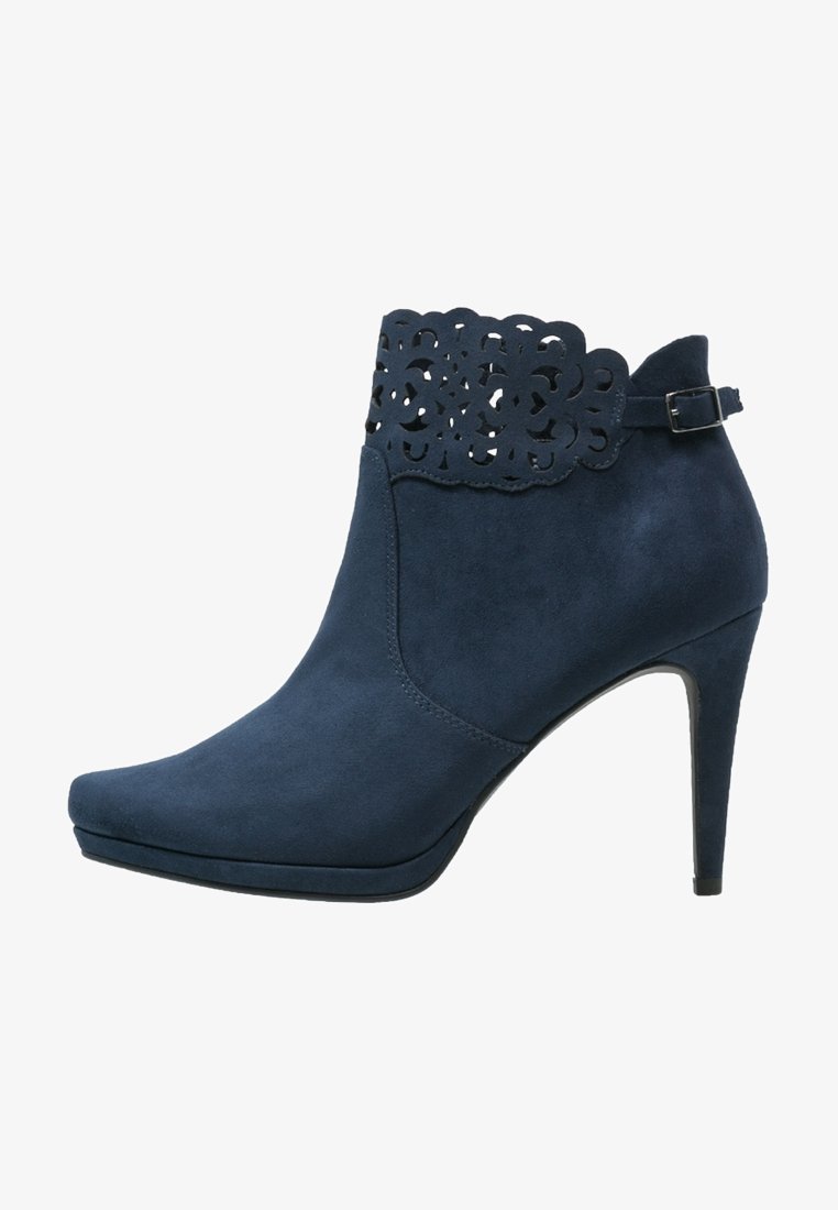 Marineblå ruskindsankelstøvle med et laserudskåret blomstermotiv øverst, en spidse tå og en høj stiletthæl.