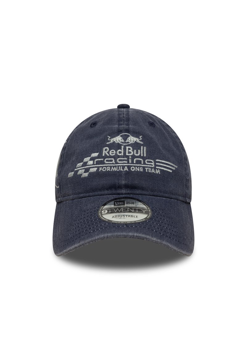 Sötétkék pamut sapka állítható pánttal, domború "Red Bull Racing Formula One Team" felirattal és kockás mintás díszítéssel az elülső részen.