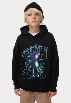 Schwarzer Hoodie mit einem bunten Grafikdesign eines Bärencharakters und Spritzern. Hergestellt aus weichem Stoff, mit einer Kapuze mit Kordelzug und einer Kängurutasche.