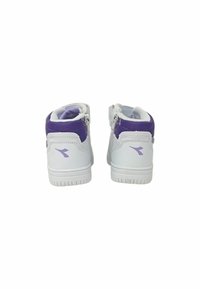 Sneaker bianche alta con accenti viola, realizzate in morbida pelle, con cerniere laterali e suole in gomma testurizzata.