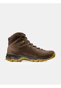 Brauner Wanderschuh mit hohem Schaft, gepolstertem Knöchelschutz, Schnürung vorne und robuster gelb-brauner Sohle für Outdoor-Traktion.