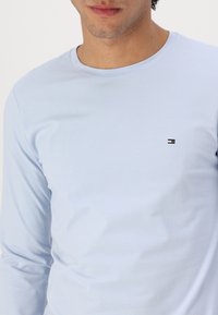 Tommy Hilfiger SLIM FIT - Hosszú ujjú felső - breezy blue