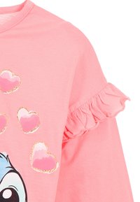 Różowa bawełniana koszulka z falbanowymi rękawami, z rysunkowym wzorem oraz błyszczącymi różowymi sercami w złotych akcentach.