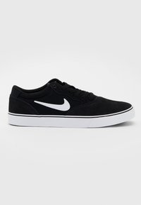 Czarne zamszowe sneakersy z białym logo Nike, charakteryzujące się niskim krojem, czarnymi sznurówkami oraz białą gumową podeszwą z czarnymi akcentami.