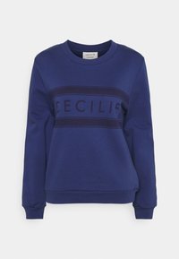 Námořnická modrá mikina s kulatým výstřihem, dlouhými rukávy a texturovaným vodorovným pruhem s nápisem "CECILIE" v kontrastní barvě.