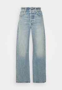 Jasnoniebieskie dżinsy typu wide-leg z wysokim stanem, posiadające dwie przednie kieszenie, tradycyjne szwy oraz wyblakłe wykończenie w okolicy nogawek.