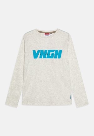 Jasnoszara koszula z długim rękawem z niebieskim napisem „VNGN” oraz mniejszym napisem „authentic” na przodzie, z okrągłym dekoltem i casualowym krojem.