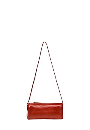 Borsa a tracolla rettangolare in pelle rossa con una lunga tracolla sottile e chiusura superiore con cerniera.