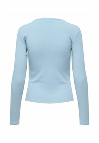 Jasnoniebieska bluzka z długim rękawem z prążkowanej tkaniny, z okrągłym dekoltem i dopasowanym krojem. Gładka faktura bez dodatkowych akcentów.