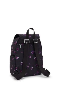 Svart tyg ryggsäck med lila blommönster, justerbara bruna remmar, övre lock med silverdetaljer och sidofickor.