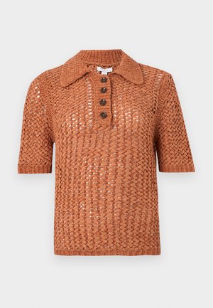 Rustfarget heklet strikket polo med korte ermer, fire mørke knapper og ribbestrikket krage og mansjetter, vist på en ensfarget bakgrunn.