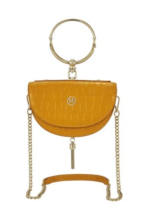 Sac à main demi-lune jaune moutarde avec finition texturée, bandoulière chaîne dorée, poignée circulaire dorée et petit détail de pompon doré sur le rabat avant.