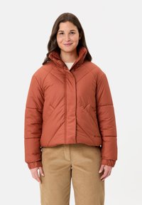 Rode gewatteerde pufferjack met een hoge kraag, drukknoopsluitingen en lange mouwen. De stof is glad, met subtiele stiksel en een cropped ontwerp.