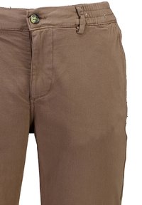Pantaloni marroni con chiusura a bottone, tasche frontali e passanti per cintura, che mostrano l'area della coscia superiore e della vita.