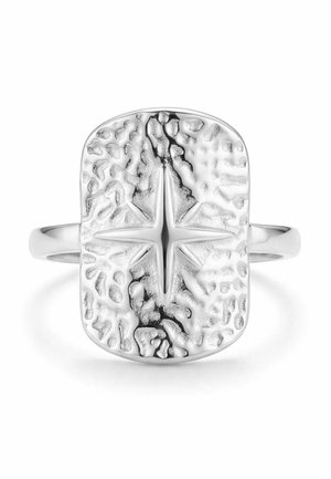 Bague en argent avec une surface rectangulaire martelée comportant un motif d'étoile à huit branches en relief au centre.