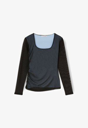 Top de manga larga con un frente azul oscuro y mangas negras transparentes y texturizadas. Presenta un escote cuadrado y detalles de fruncido en los laterales.